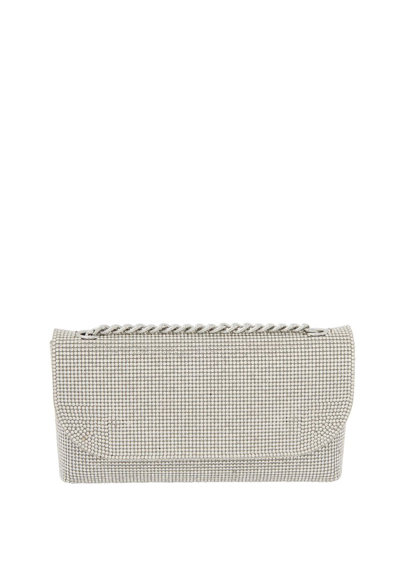 Sølv clutch taske med en struktureret overflade, der har små metallic nitter. Den har en kædedetalje langs toppen og en klaplukning.