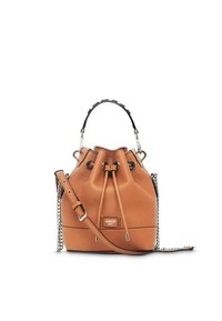 Borsa a secchiello in pelle color cuoio con chiusura a cordoncino, una tracolla a catena e manico superiore. Presenta un marchio impresso e una superficie testurizzata.