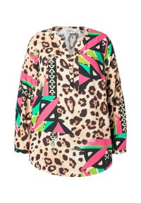 Langærmet skjorte i beige med sort leopardprint, der har lyserøde, grønne og sorte geometriske mønstre; tre-knaps lukning.