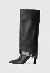 Botine negre din piele, până la jumătatea gambei, cu vârf ascuțit, toc geometric pătrat și detalii lucioase, având logo-ul argintiu "Karl".