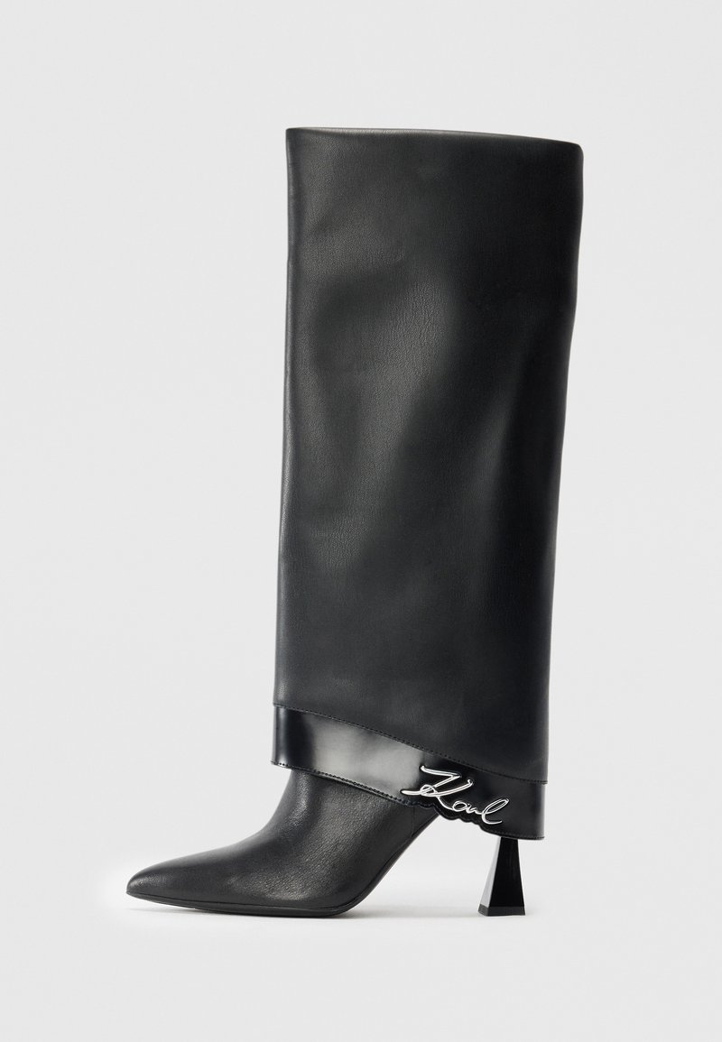 Botine negre din piele, până la jumătatea gambei, cu vârf ascuțit, toc geometric pătrat și detalii lucioase, având logo-ul argintiu "Karl".