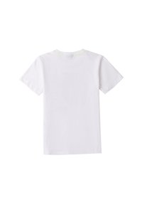 Camiseta blanca de manga corta con una textura suave, cuello redondo y un sutil acento verde claro en el escote.