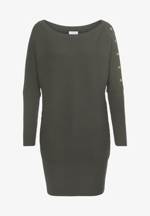 Olivgrünes Strickkleid mit gerippter Textur, schulterfreiem Ausschnitt, langen Ärmeln und dekorativen Knopfakzenten an den Ärmeln.