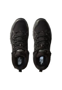 Czarne buty trekkingowe z teksturowaną siateczką u góry, wzmocnioną osłoną palców i formowanymi akcentami. Posiadają ciemne sznurówki i markowe wkładki.