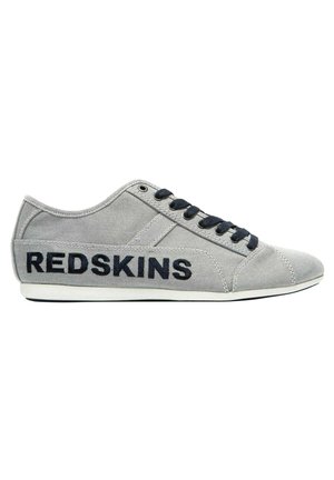 Baskets en toile grises avec des lacets bleus, arborant "REDSKINS" brodé en marine sur le côté et une semelle en caoutchouc blanche.
