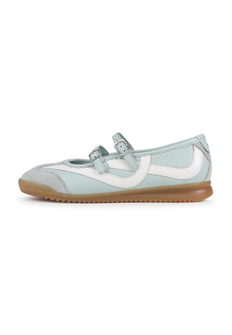 Chaussure Mary Jane bleu clair avec deux brides à boucle, motif incurvé blanc sur le côté, bout en daim gris et semelle marron à rainures.