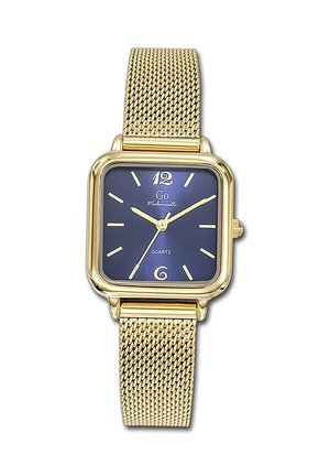 Montre carrée en or avec cadran bleu, bracelet en maille d'or, chiffres arabes 12 et 6, et trois aiguilles dorées indiquant l'heure 9h09.