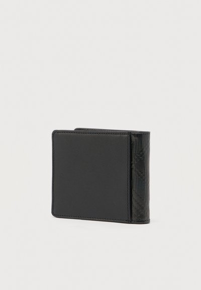 Μαύρο δερμάτινο δίπτυχο πορτοφόλι με λεία εμπρός επιφάνεια και υφή με μοτίβο στην πλαϊνή πλευρά, όρθιο και κλειστό σε λευκό φόντο.