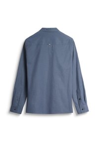 Camisa azul de manga larga hecha de un tejido texturizado. Presenta un cuello clásico, puños abotonados y un pequeño acento metálico en la parte posterior.