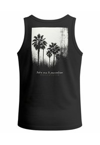 Schwarzes Tanktop mit einem weißen Palmbaum-Graphic, einem strukturierten Quadrat-Hintergrund und dem Spruch "Nimm mich mit ins Paradies" darunter.