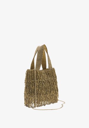 Torebka z frędzlami wykonana ze złocistego materiału, z teksturowanymi pasmami i łańcuszkowym paskiem, posiadająca dwa solidne fabriczne uchwyty.