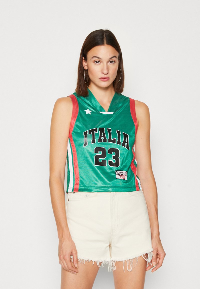 Camisola sem mangas verde com acabamentos vermelhos, apresentando "ITALIA" e "23" em preto. Feita de material brilhante, design cropped, com um pequeno detalhe em remendo.