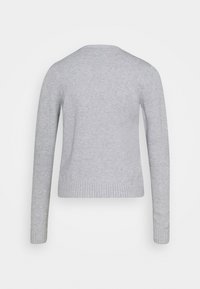 Grå stickad tröja med långa ärmar, rundad halsringning och ribbade detaljer vid fåll och ärmslut. Mjuk textur med en minimalistisk design.