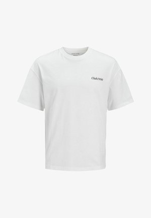 T-shirt en coton blanc avec un col rond et des manches courtes, arborant "Club1990" imprimé en noir près de la poitrine gauche.