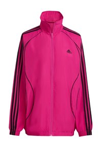Lyserød zip-up jakke med høj krave, sorte stribede detaljeringer på ærmerne, elastiske manchetter og letvægtsstof. Har Adidas-logo på brystet.
