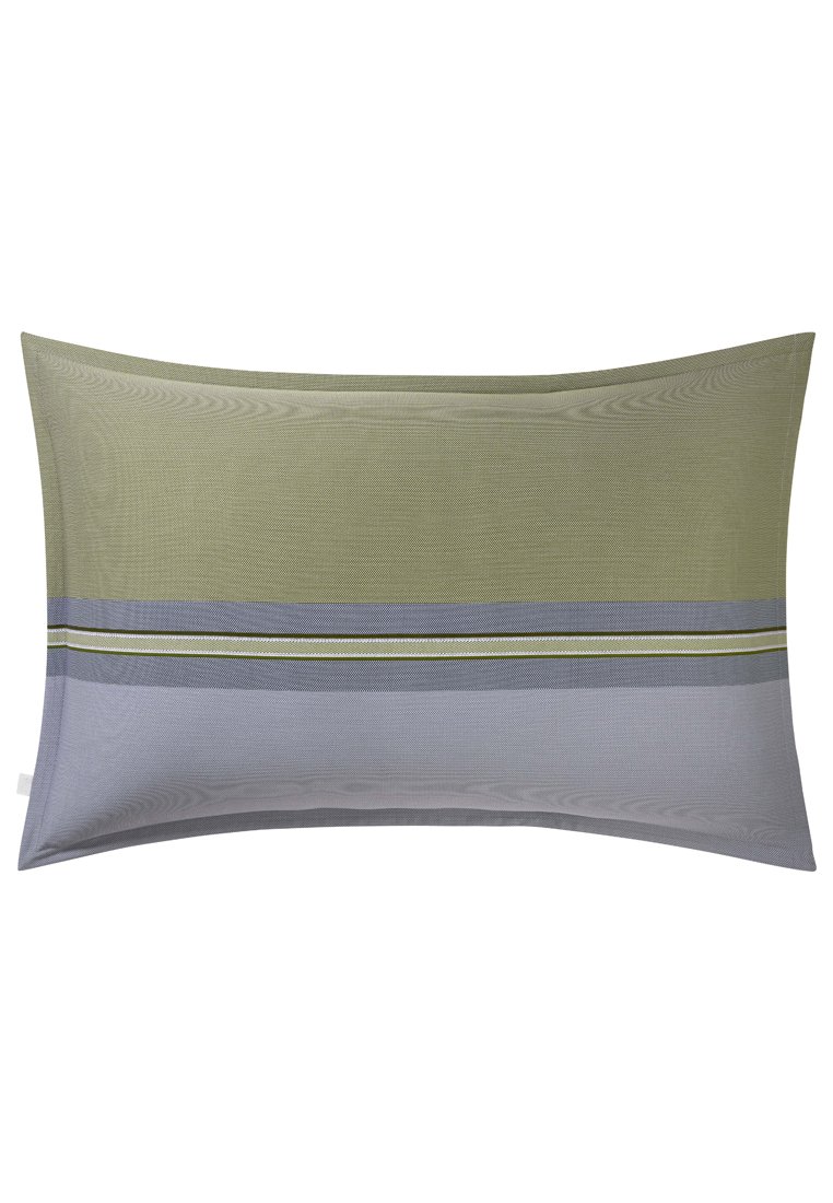 Housse de coussin rectangulaire avec une moitié supérieure vert olive, une moitié inférieure gris clair, et une bande horizontale rayée blanche, verte et grise au centre.