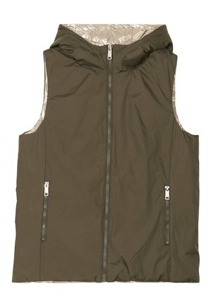 Chaleco con capucha de color verde olivo, que cuenta con un cierre frontal completo, bolsillos laterales con cremalleras y un forro brillante de color claro. Textura suave.