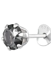 Zilveren studoorbel met een ronde, facette grijze edelsteen in een klauwsetting. Gemarkeerd met "925" op de steker.