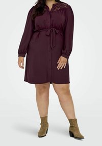 Bordeaux knappar klänning med lång ärm, spetsdetaljer vid axlarna och knytning i midjan, tillsammans med ljusbruna ankelstövlar.