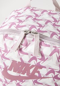 Nike Sportswear UNISEX - Hátizsák - sail/platinum violet/taupe grey