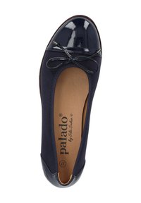Ballet flat blu navy con punta in vernice lucida, tomaia in tessuto testurizzato e fiocco decorativo. L'interno presenta il logo del marchio.