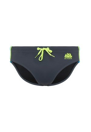 Slip da bagno grigio scuro con coulisse verde neon e logo. Presenta una superficie testurizzata e accenti blu a contrasto sui bordi.