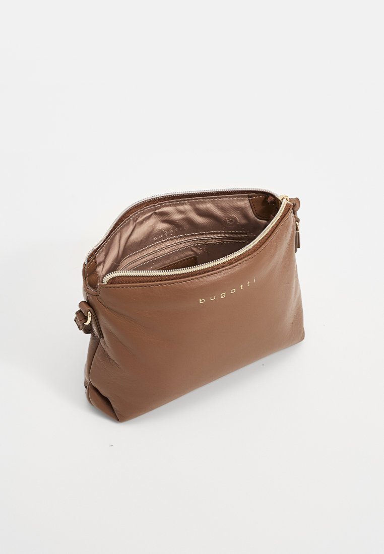 Borsa a mano in pelle marrone con chiusura a zip, caratterizzata da una texture liscia e logo impresso. Interno foderato con un compartimento.