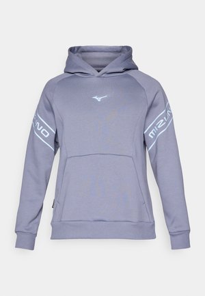 Mikina s kapucňou v svetlosivej farbe s kontrastným modrým logom. Má predné vrecko, rebrované manžety a mäkkú, štruktúrovanú tkaninu.