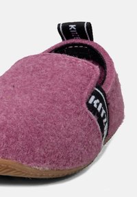 Roze vilten slipper met zwarte elastische banddetail en een getextureerde rubberen zool. Strak, afgerond ontwerp geschikt voor gebruik binnenshuis.