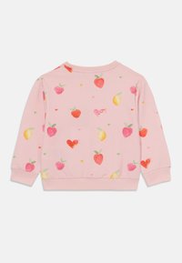 Rosa hettegenser med et mønster av fargerike frukter som jordbær, sitroner og hjerter. Laget av mykt materiale med ribbestrikket kant.