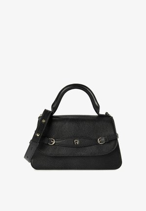 Bolso de mano de cuero negro con acabado texturizado, forma estructurada, asa superior, correa ajustable y detalles en herrajes de tono dorado.