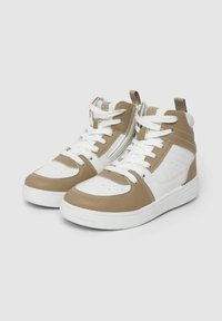 Sneakers alto in pelle marrone e bianca, con lacci bianchi, punta perforata e dettaglio con zip laterale. Suola in gomma testurizzata.