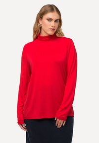Langarm turtleneck top in levendig rood, gemaakt van een zachte, gladde stof met een ontspannen pasvorm en een iets gedrapeerde halslijn.