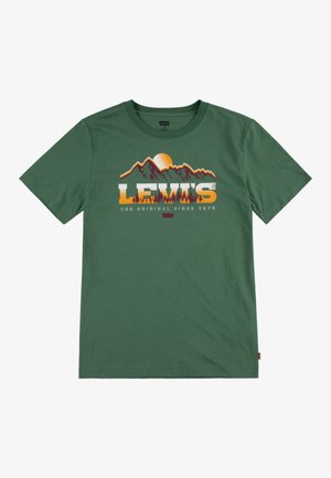 Grøn Levi's t-shirt med grafik af bjerg, træer og sol over teksten "LEVI'S" i orange og hvid foran.