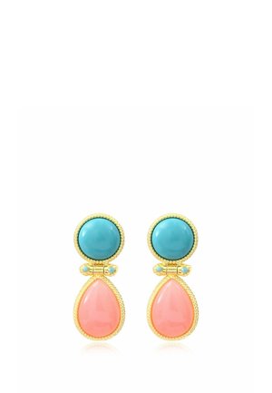 Boucles d’oreilles en or avec des pierres turquoise rondes en haut et des pierres roses en forme de goutte en bas, reliées par de petits accents turquoise.
