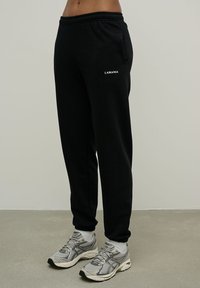 LA MANIA SEASON - Tepláky - black