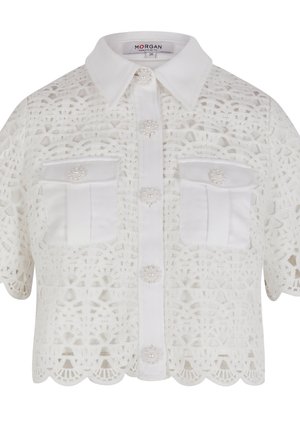 Weiße Spitzen-Cropp-Shirt mit Kragen, kurzen Ärmeln, zwei Fronttaschen und dekorativen Perlenknöpfen. Mit gezacktem Saumdetail.