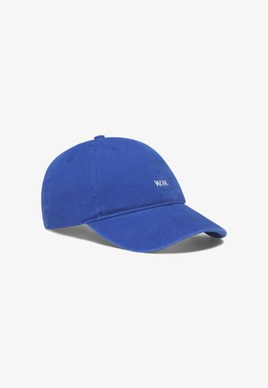 Boné de algodão azul com aba curva e faixa ajustável, apresentando as iniciais brancas bordadas "W.W." na parte da frente.
