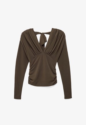 Brązowa bluzka z długim rękawem, z głębokim dekoltem w kształcie litery V, marszczonym materiałem na biuście i bokach oraz wiązaniem z tyłu przy szyi.