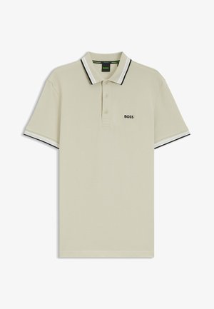 Bézs színű, rövid ujjú galléros póló fehér és fekete csíkos gallérral és ujjmandzsettával, háromgombos elülső résszel, valamint "BOSS" logóval a mellrészen.