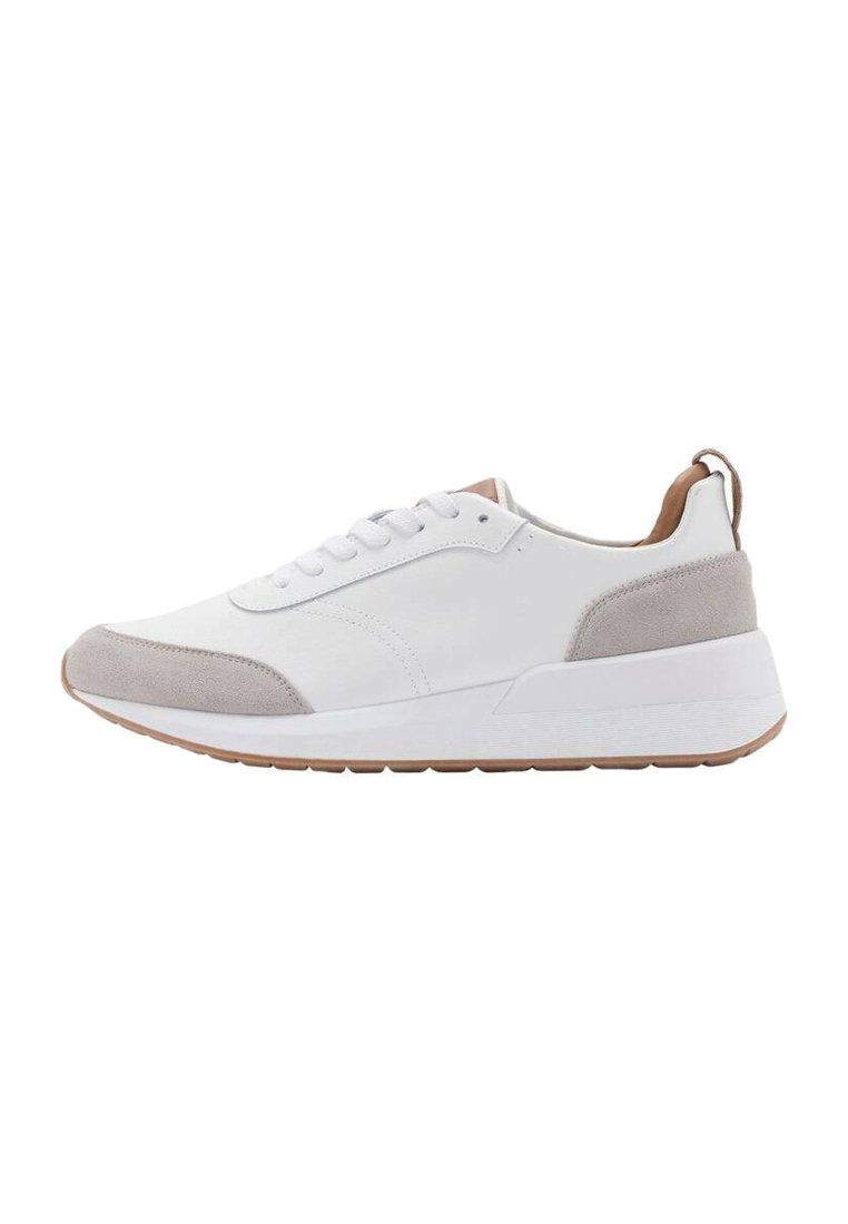Weiße Sneaker mit suedenen Akzenten in Hellgrau, einem gepolsterten Kragen und einer strukturierten Gummisohle mit minimalistischem Design.