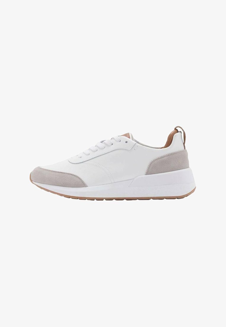 Weiße Sneaker mit suedenen Akzenten in Hellgrau, einem gepolsterten Kragen und einer strukturierten Gummisohle mit minimalistischem Design.