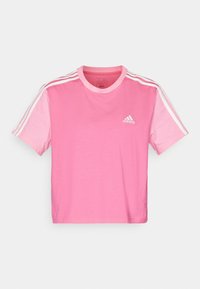 Rosa kortärmad T-shirt med rund halsringning, med tre vita ränder på varje axel och en liten vit logotyp på bröstet.