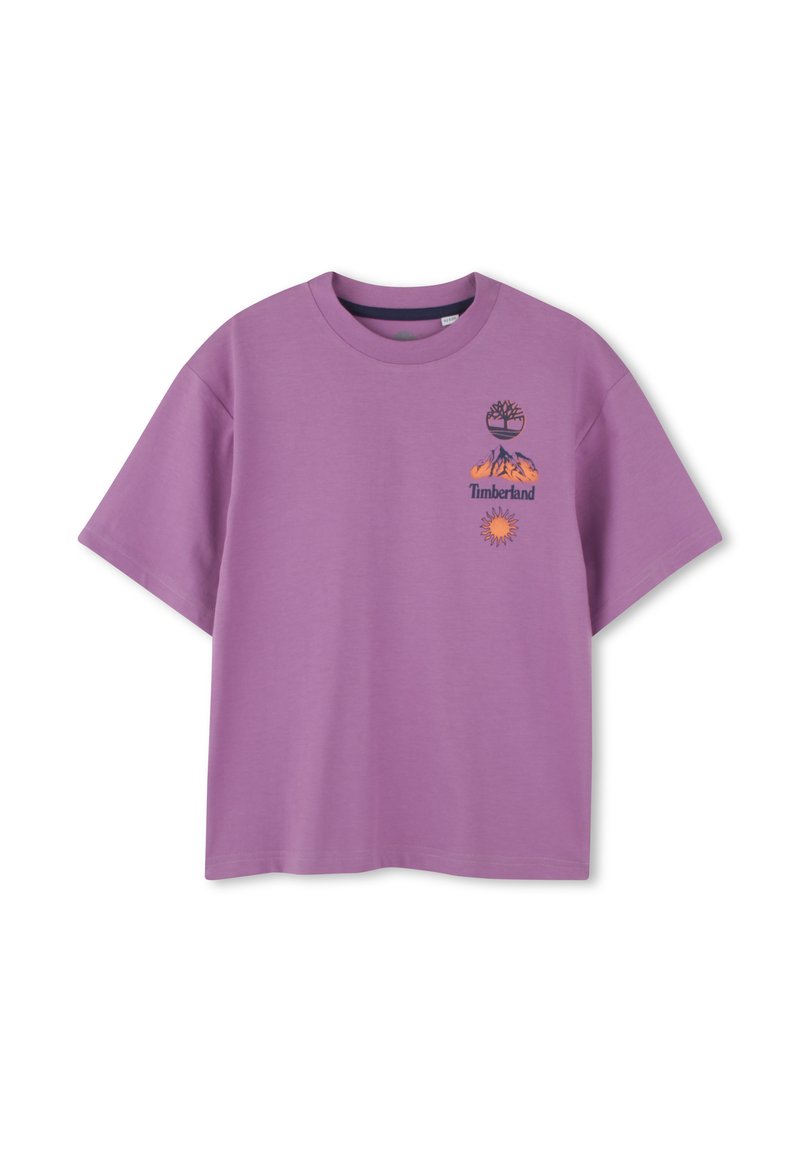 Paarse katoenen T-shirt met korte mouwen, ronde hals en drie bedrukte graphics: boom, bergen met "Timberland" en zon ontwerp.