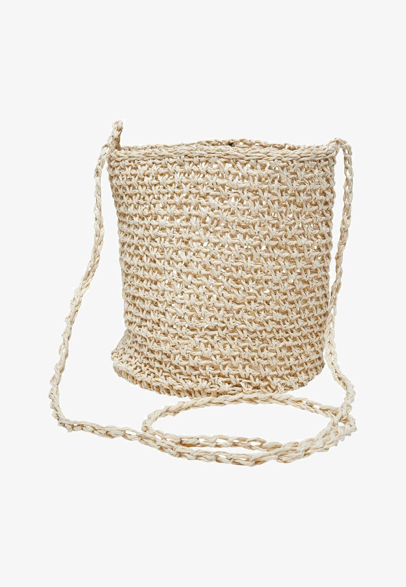 Geflochtene Strohtasche in natürlichem Beige, mit kreisförmiger Form, einem langen, gedrehten Schulterriemen und offenem oberen Ende. Strukturiert Oberfläche mit einem Rautenmuster.