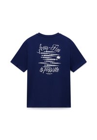 Μπλε σκούρο κοντομάνικο t-shirt με άσπρο γραφικό σχέδιο οριζόντιων ψαριών και το κείμενο «Any fin is possible» και «Napapijri est. 1987» στην πλάτη.