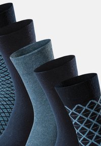 Sokker i forskellige nuancer af blå og marineblå, med en blanding af teksturerede og mønstrede designs, samt ribbede manchetter og glat stof.