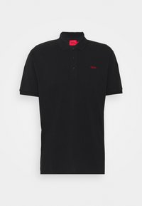 Černé polo tričko s krátkým rukávem, se třemi knoflíky a malým červeným vyšitým logem "HUGO" na levém prsu.