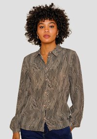 Langärmelig blouse met een zwart en beige gestreept patroon, knoopsluiting aan de voorkant, kraagontwerp en een zachte stoftextuur. Geschikt voor casual draag.