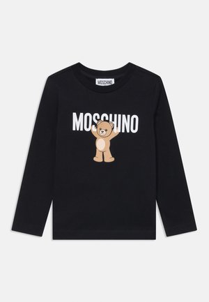 Camisa de manga longa preta com um gráfico de urso de cartoon em tom bege, com uma barriga branca e o texto "MOSCHINO" em letras brancas em negrito.